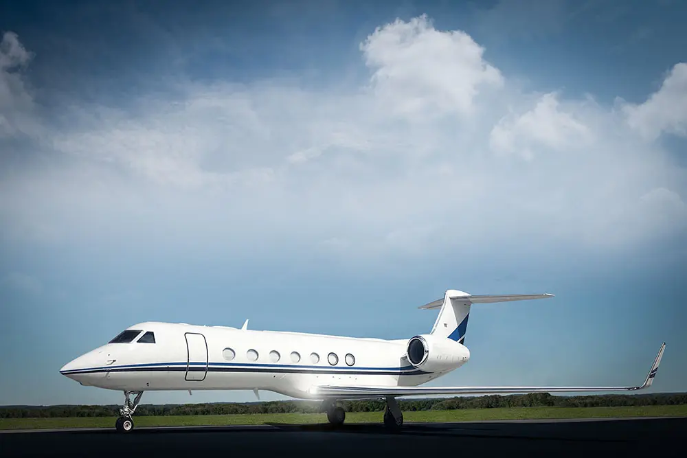 Gulfstream G550 N173NY operated by Clay Lacy Aviation, Inc., exterior