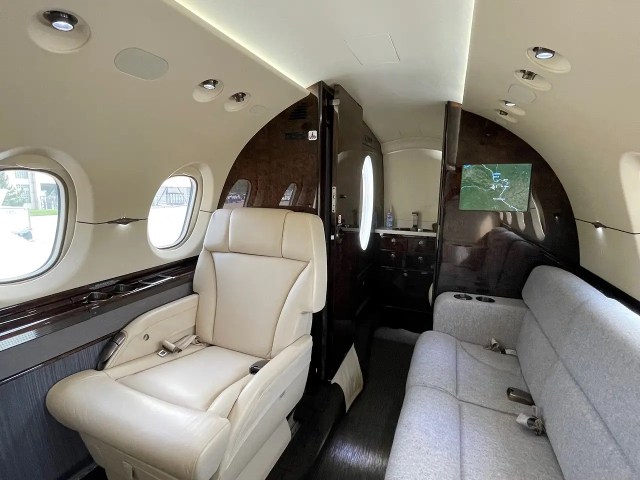 Beechcraft Hawker 900XP N176US operated by SpiritJets, LLC photo 6