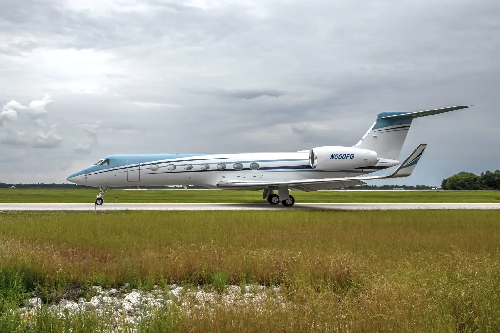 Gulfstream G550 N18GN operated by Solairus Aviation, exterior