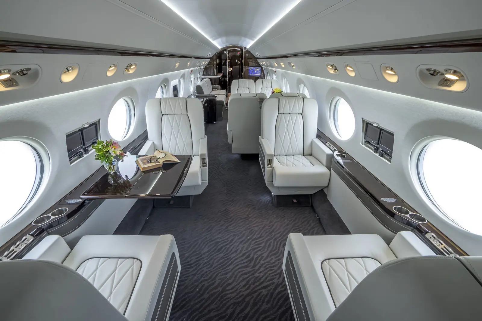 Gulfstream G550 N18GN operated by Solairus Aviation photo 2