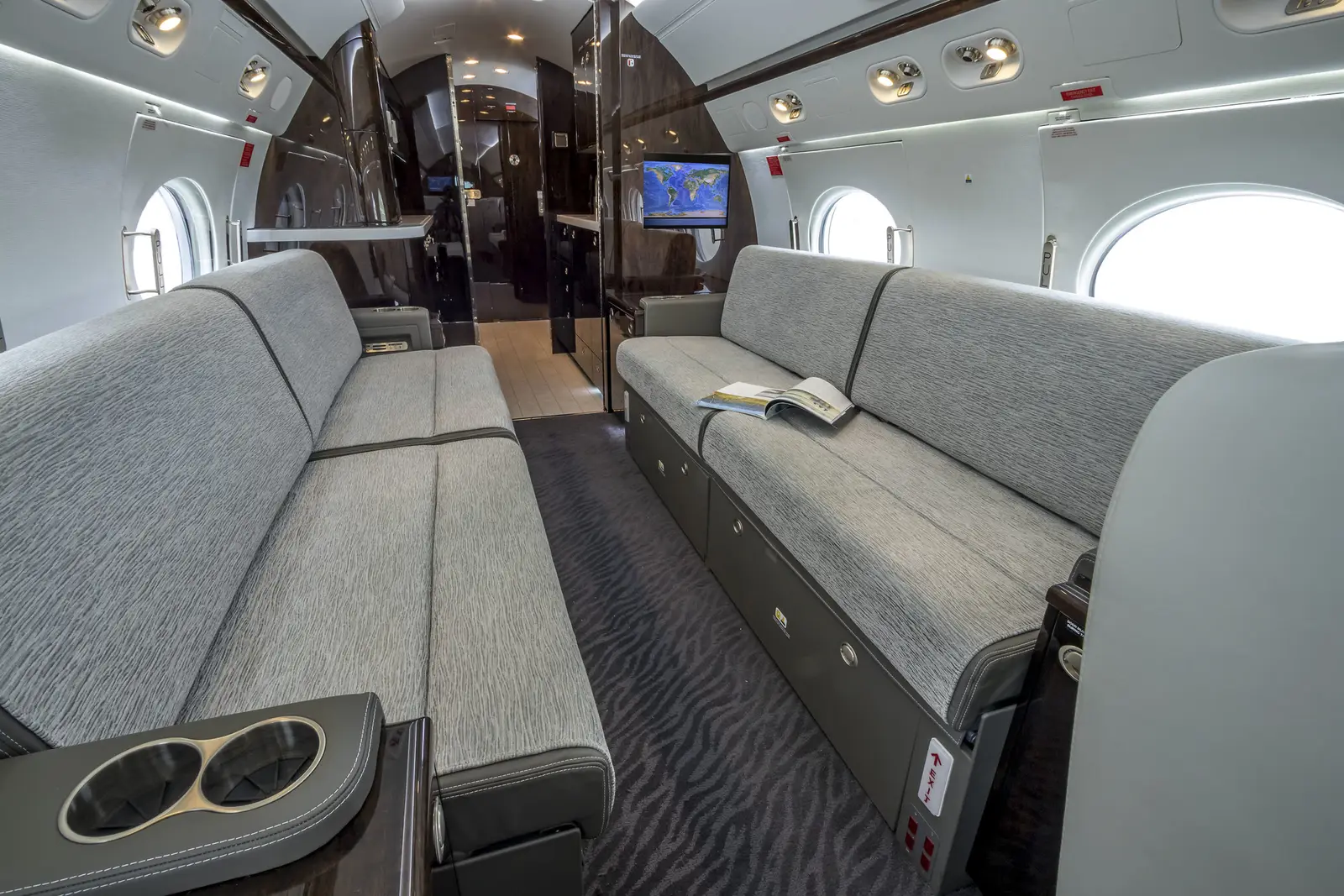 Gulfstream G550 N18GN operated by Solairus Aviation photo 3