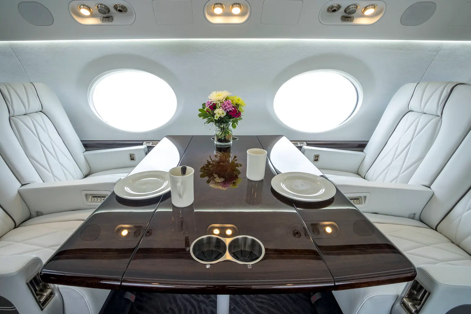 Gulfstream G550 N18GN operated by Solairus Aviation photo 4