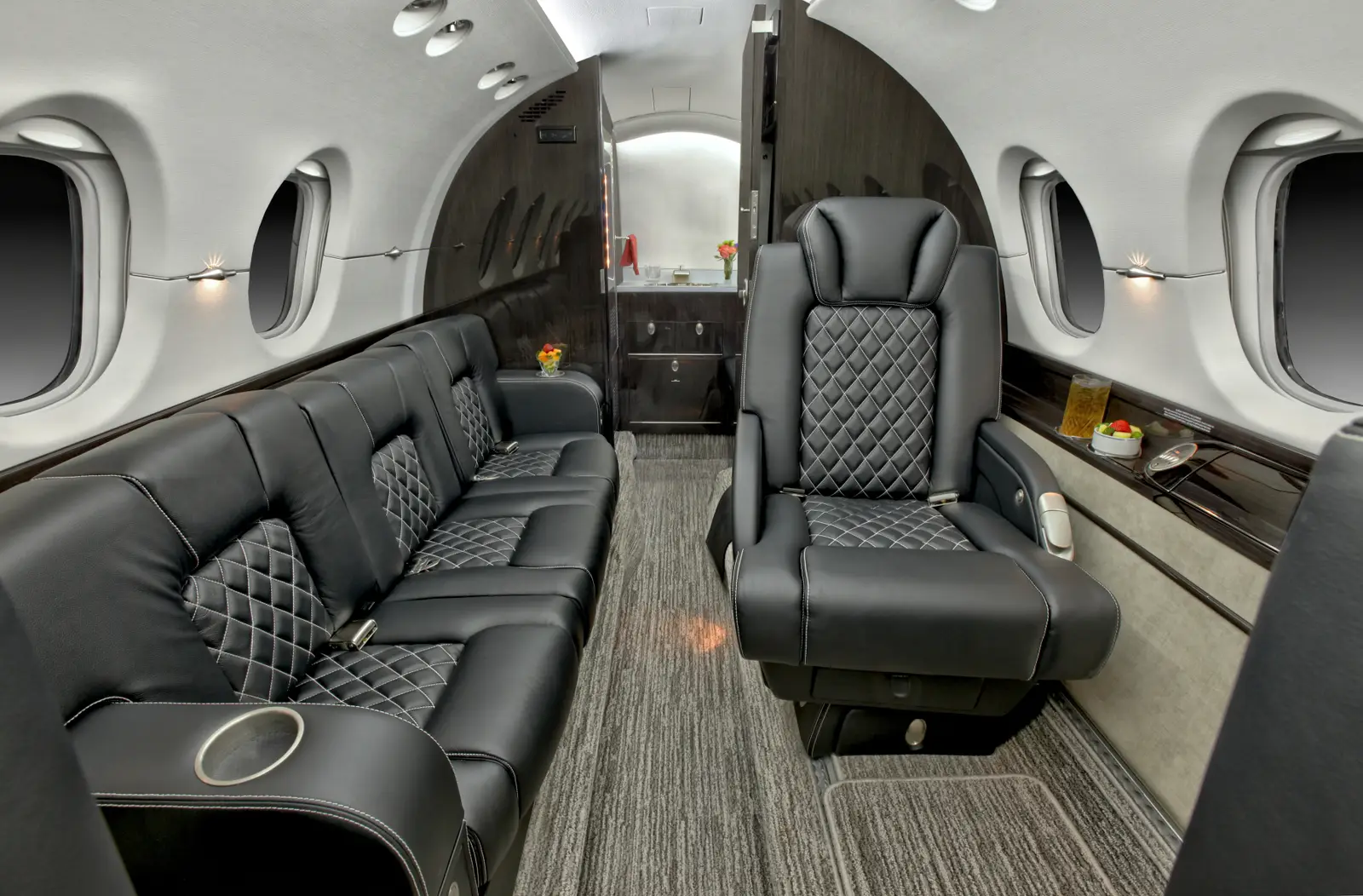 Beechcraft Hawker 800XP N18GU operated by DuPage Aerospace photo 4