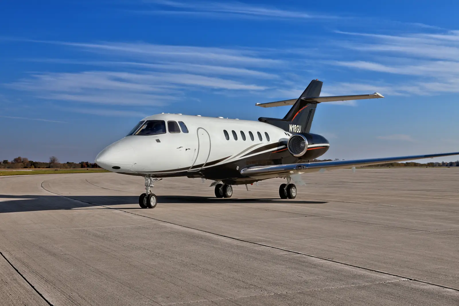 Beechcraft Hawker 800XP N18GU operated by DuPage Aerospace photo 5
