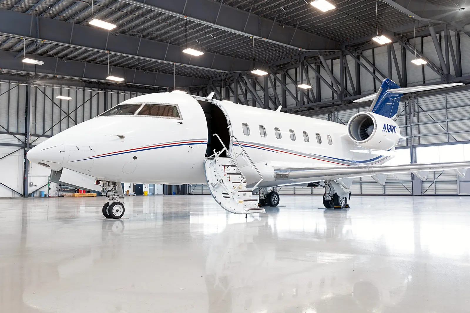 Bombardier Challenger 604 N18RC operated by Tavaero Jet Charter, exterior