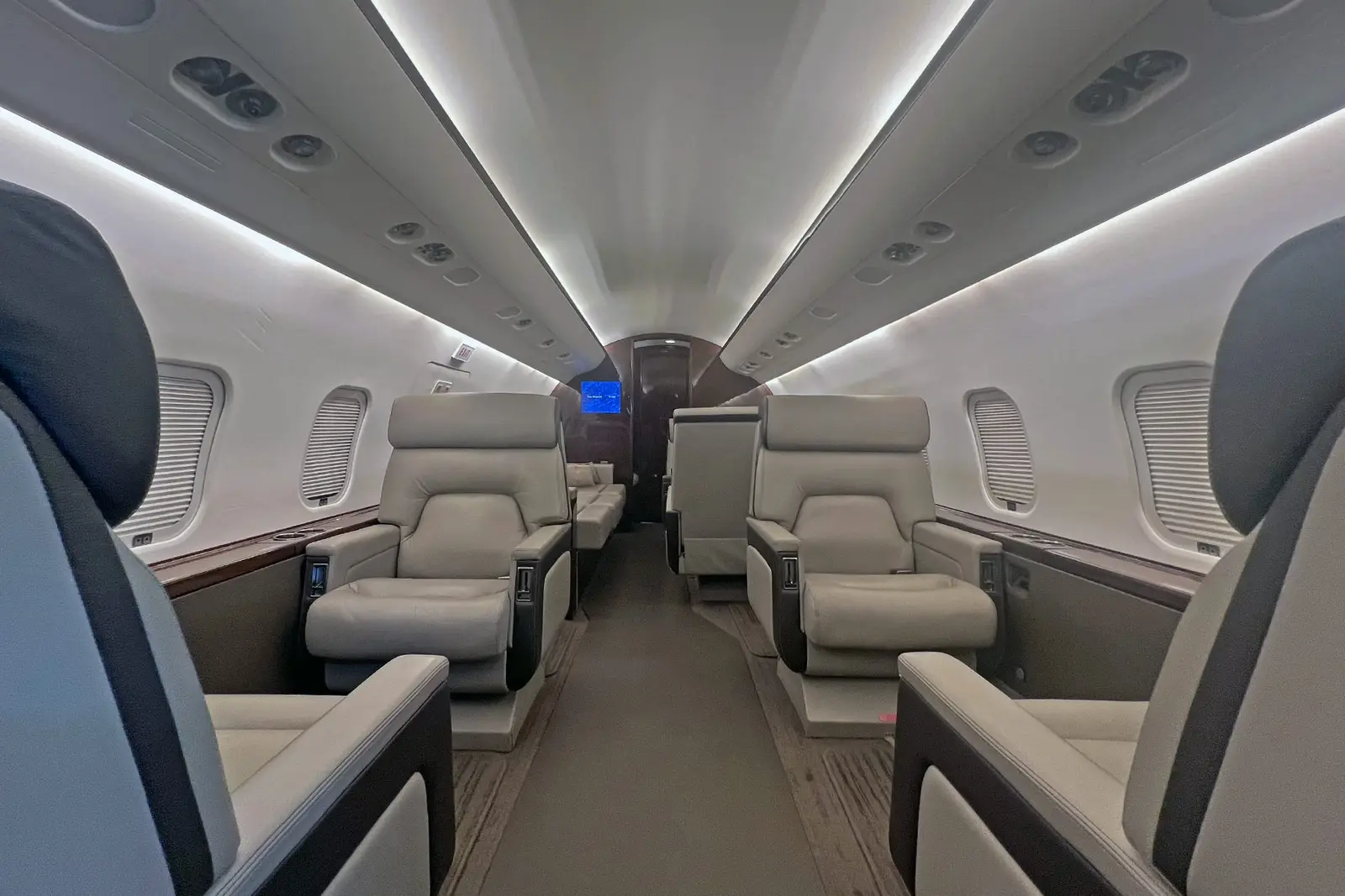 Bombardier Challenger 604 N18RC operated by Tavaero Jet Charter photo 4