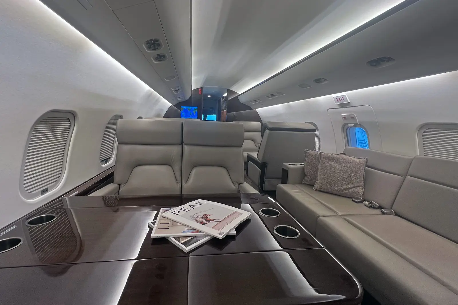 Bombardier Challenger 604 N18RC operated by Tavaero Jet Charter photo 5