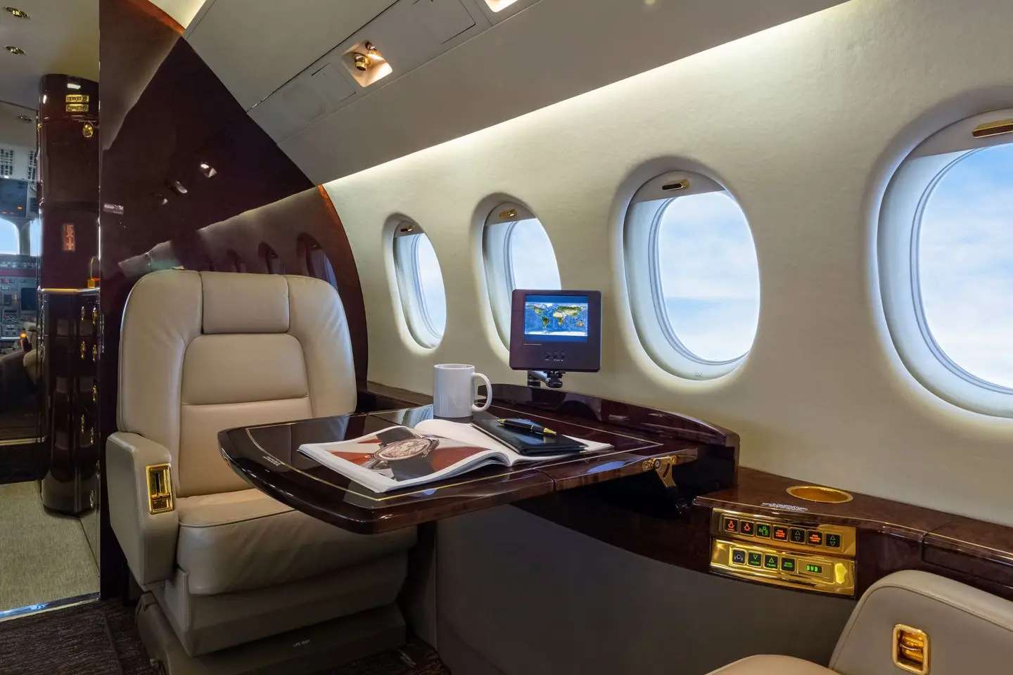 Dassault Falcon 2000 N190SA operated by Stark Airways, LLC, KCAK photo 2