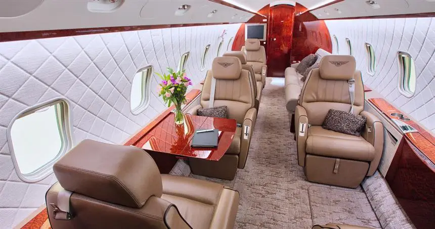 Bombardier Challenger 300 N1933N operated by Northern Jet Management, Inc. photo 2