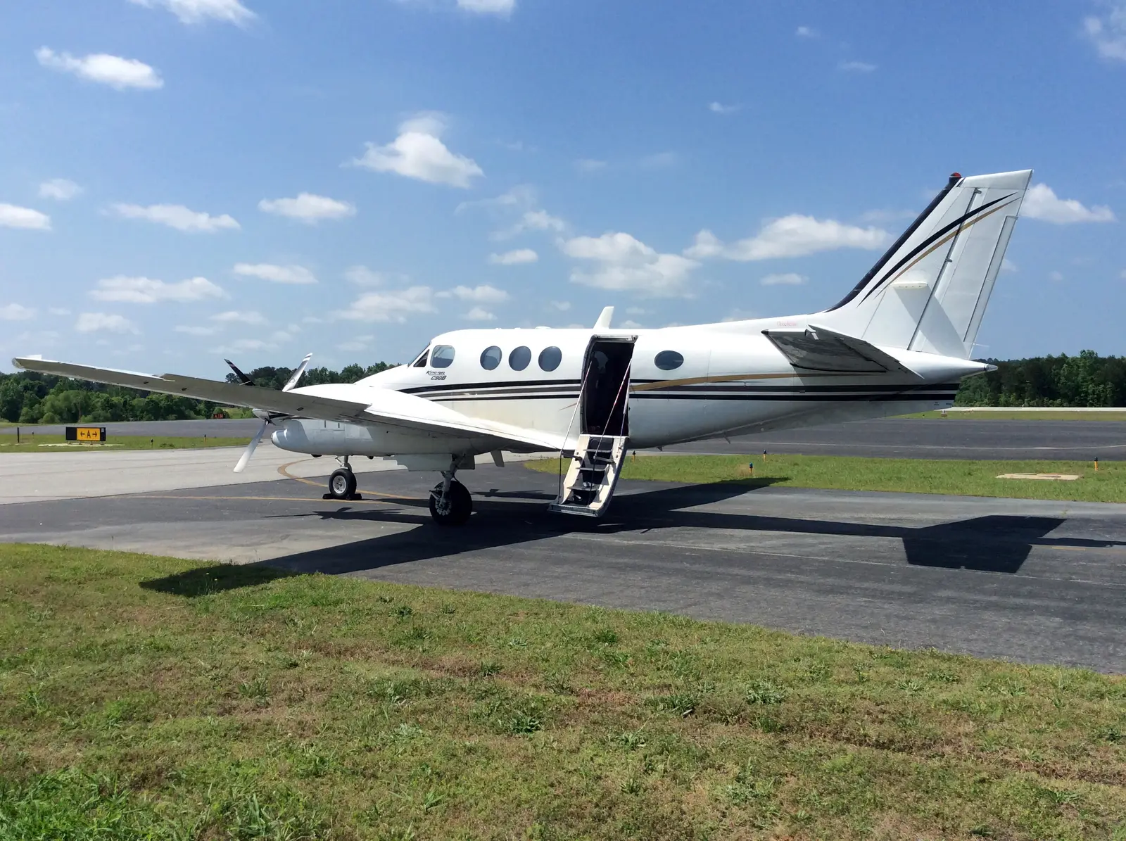 Beechcraft King Air C90A N20FD operated by Affordable Charters Of Excellence, Inc photo 4