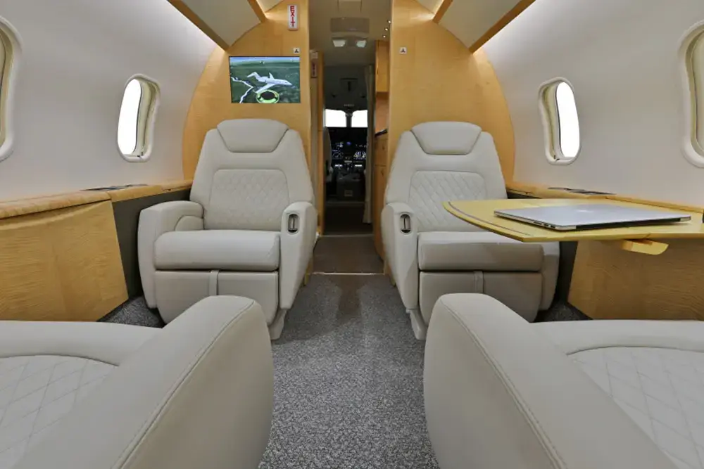 Bombardier Challenger 300 N211JB operated by Solairus Aviation photo 3
