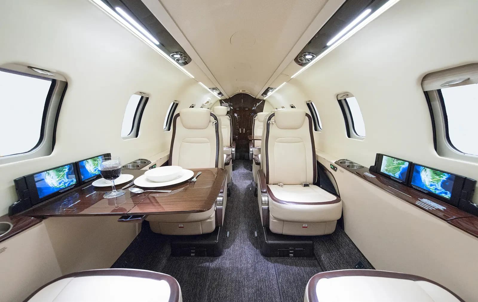 Bombardier Learjet 75 N2121P