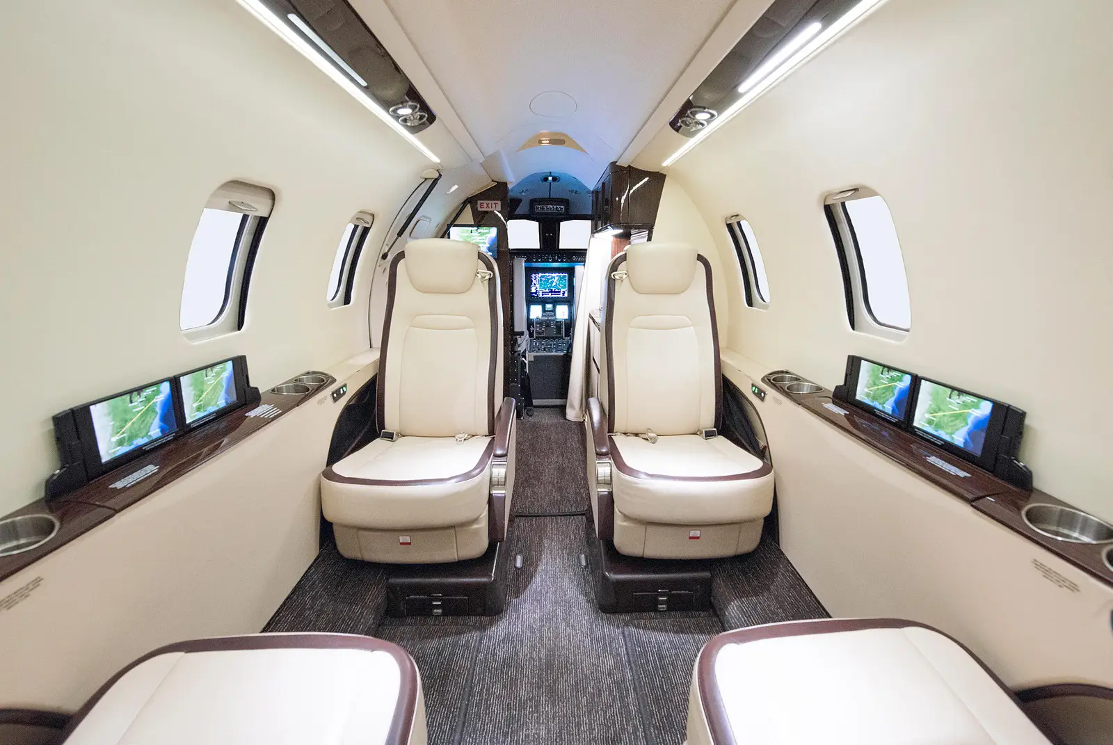 Bombardier Learjet 75 N2121P operated by Paradigm Jet Management photo 2
