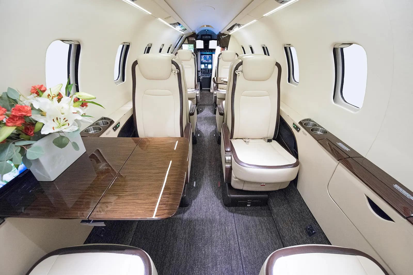 Bombardier Learjet 75 N2121P operated by Paradigm Jet Management photo 3