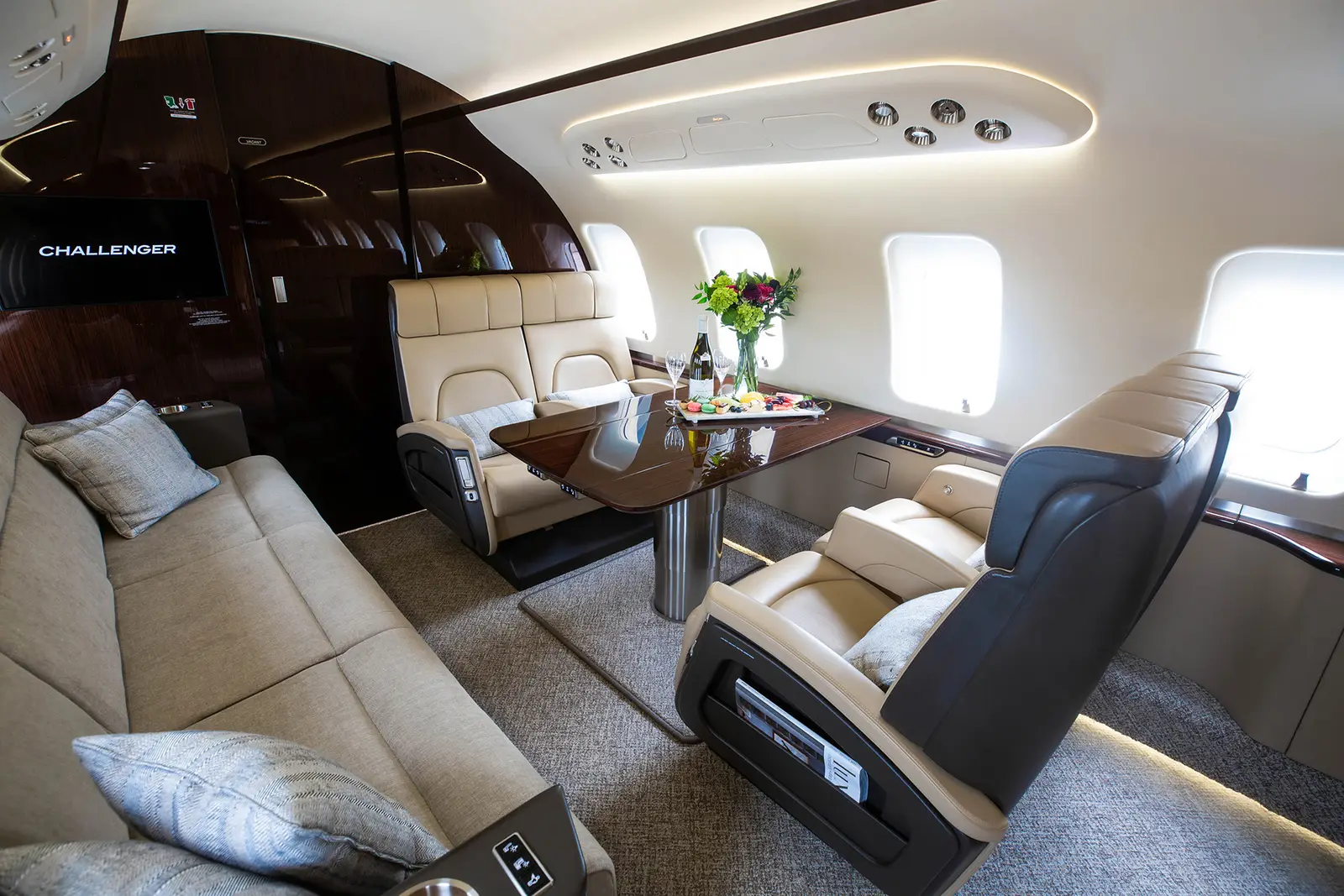 Bombardier Challenger 650 N21EJ operated by Elevate Jet photo 3