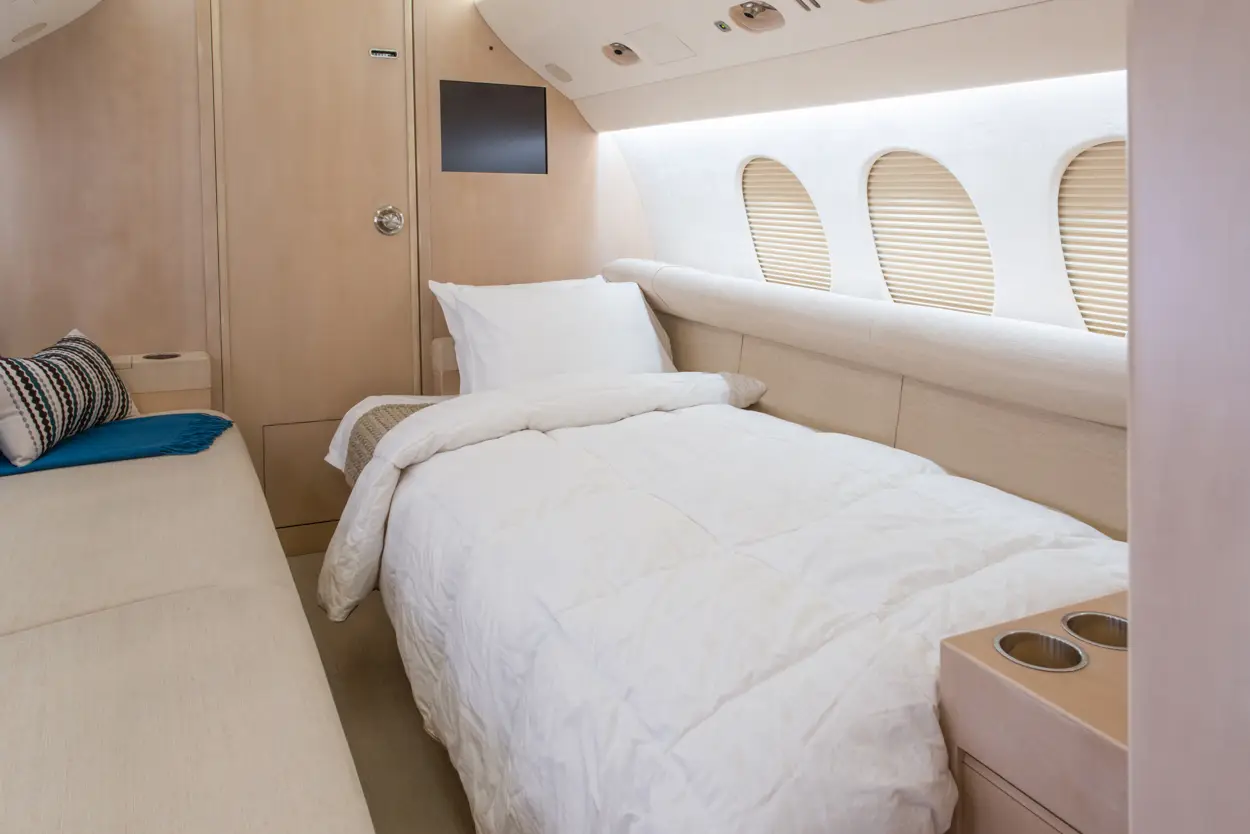 Dassault Falcon 7X N221HJ operated by Solairus Aviation photo 5