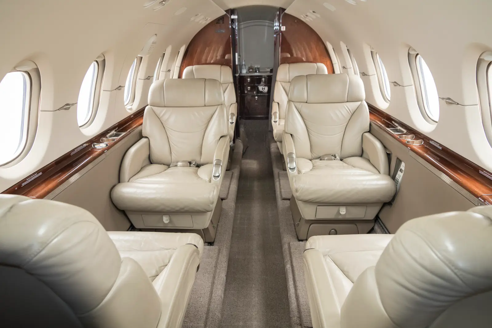 Beechcraft Hawker 850XP N222KU operated by DavisAir, Inc. photo 2