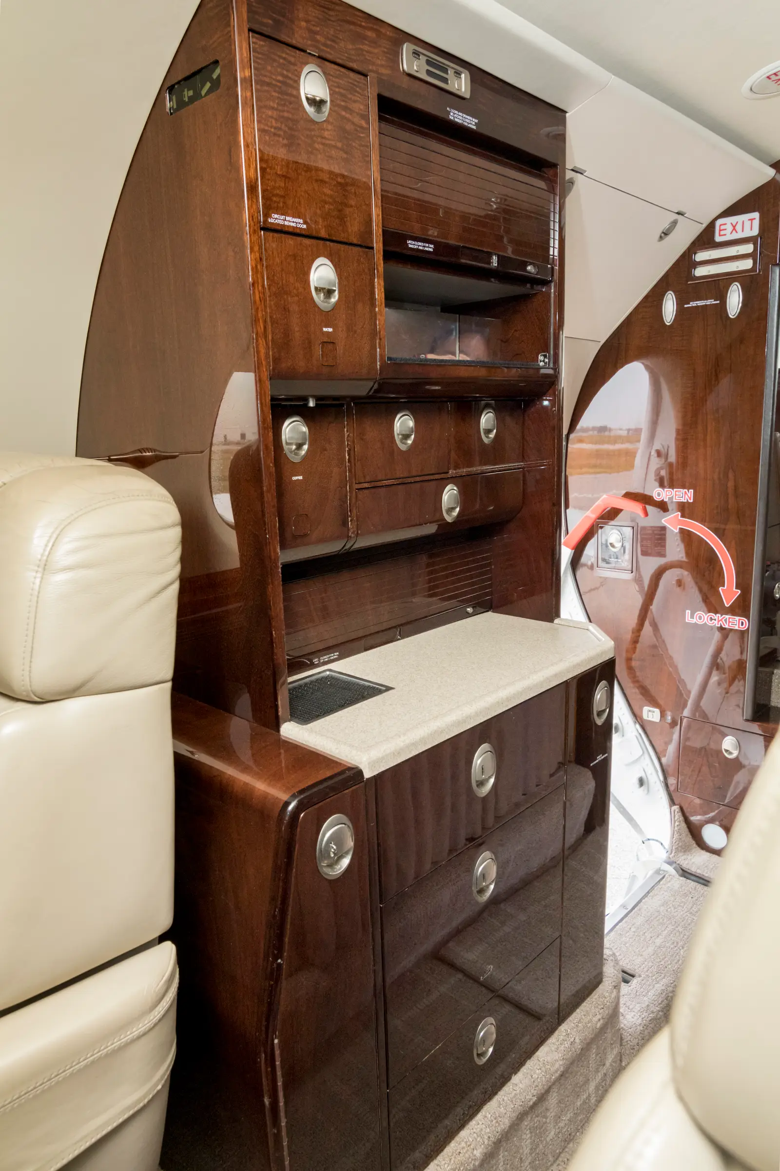 Beechcraft Hawker 850XP N222KU operated by DavisAir, Inc. photo 4
