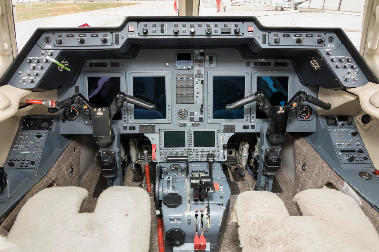 Beechcraft Hawker 850XP N222KU operated by DavisAir, Inc. photo 6
