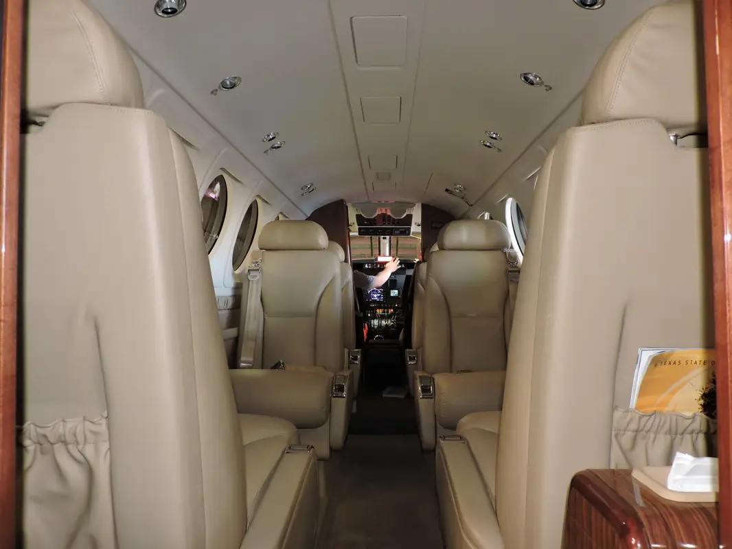 Beechcraft King Air B200 N223MW operated by DV Aviation photo 2