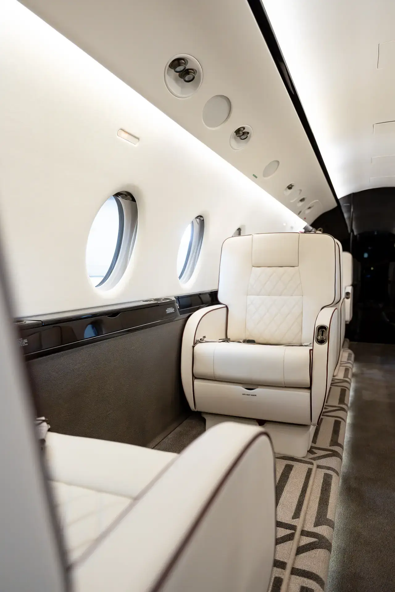 Gulfstream G200 N224MZ operated by Erin Air, Inc. photo 2