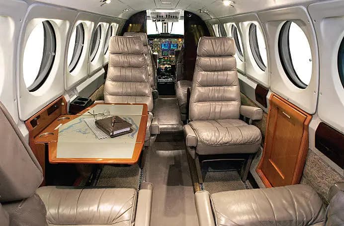 Beechcraft King Air 200 N234KW operated by Exec 1 Aviation, Inc. photo 2