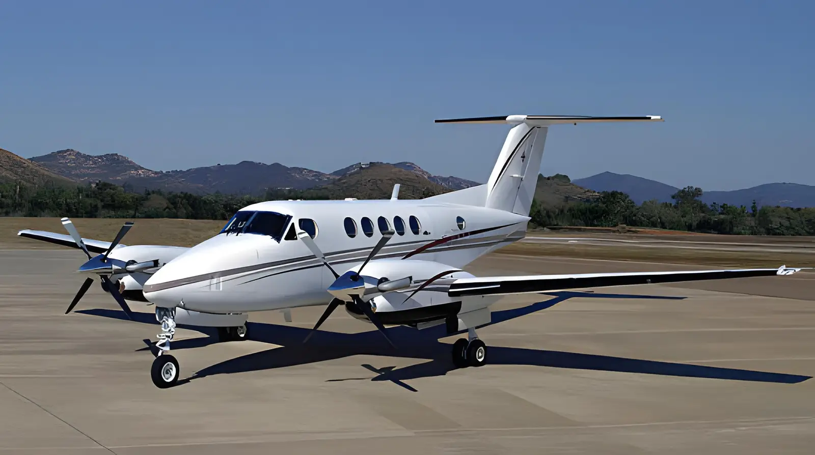 Beechcraft King Air 200 N234KW operated by Exec 1 Aviation, Inc. photo 3