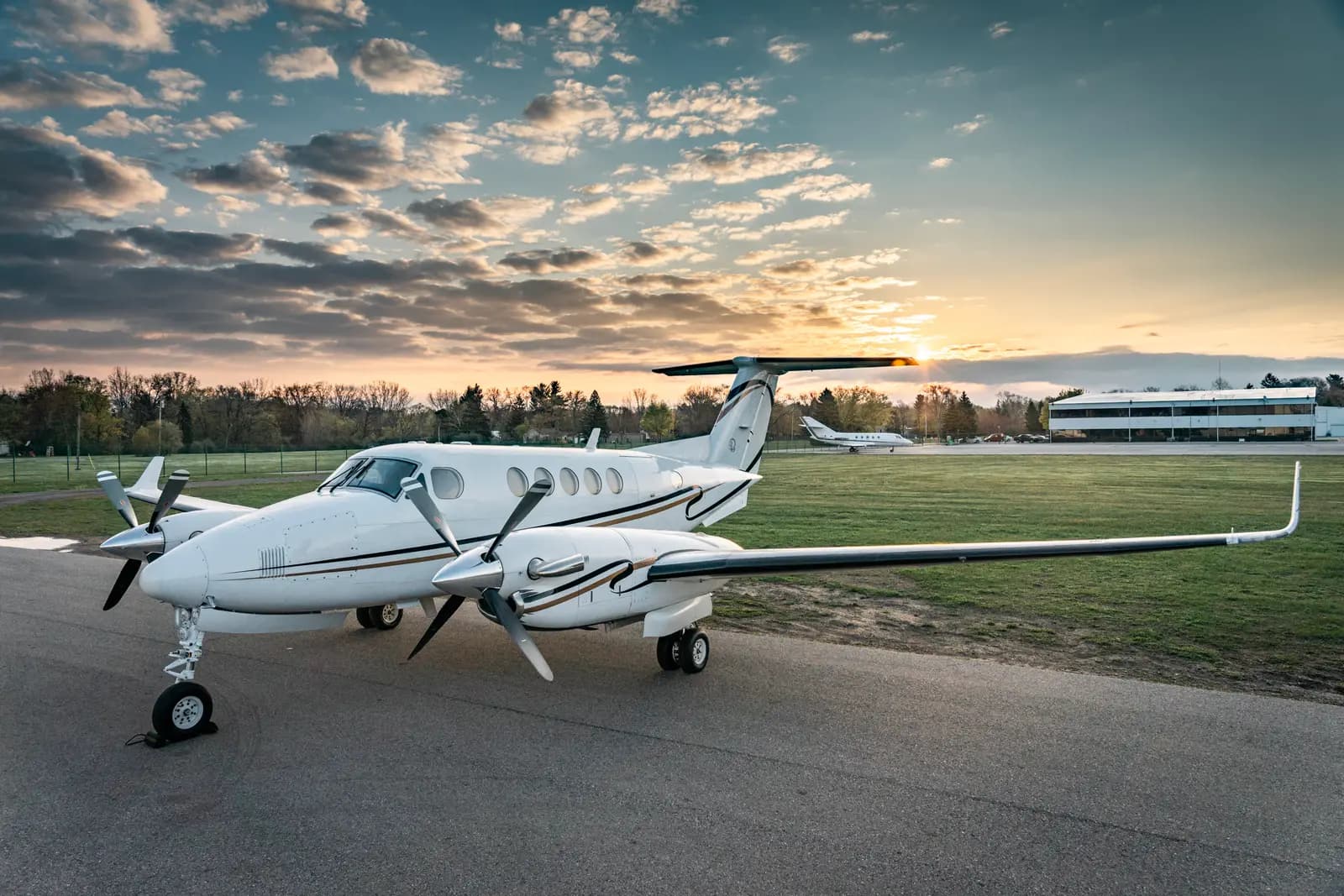 Beechcraft King Air B200 N239JV operated by DCT Air, LLC photo 4
