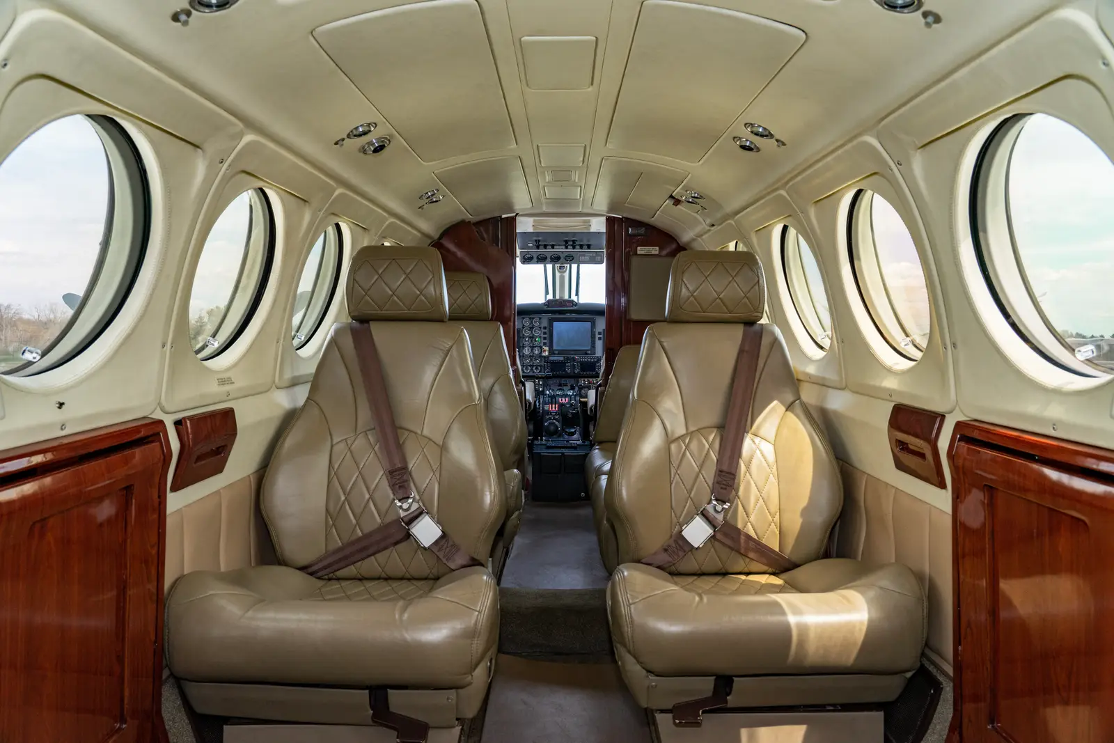 Beechcraft King Air B200 N239JV operated by DCT Air, LLC photo 5