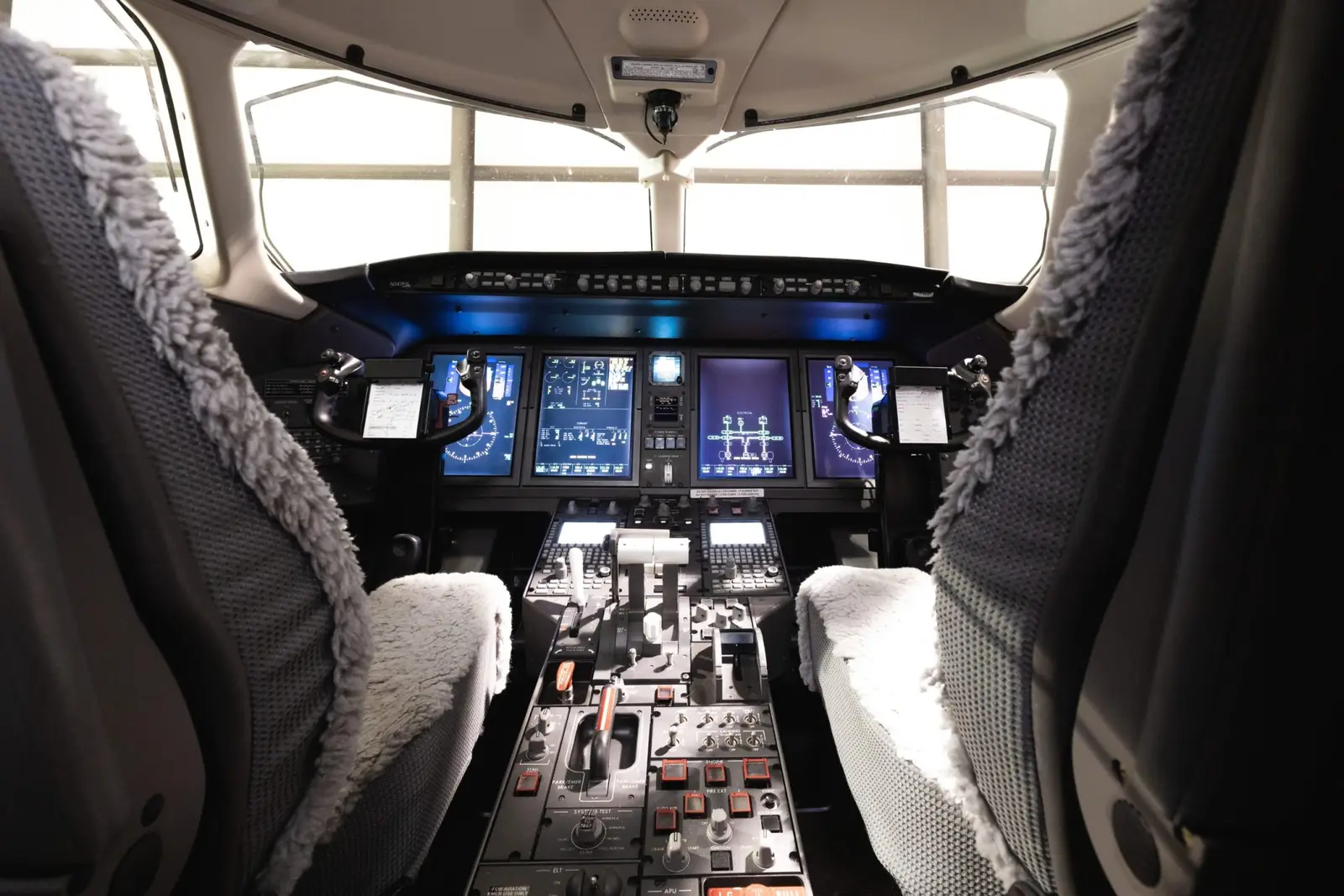 Bombardier Challenger 300 N247FS operated by Aviation Advisor, Inc. photo 6