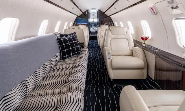 Bombardier Challenger 300 N253XS operated by Clay Lacy Aviation, Inc. photo 4