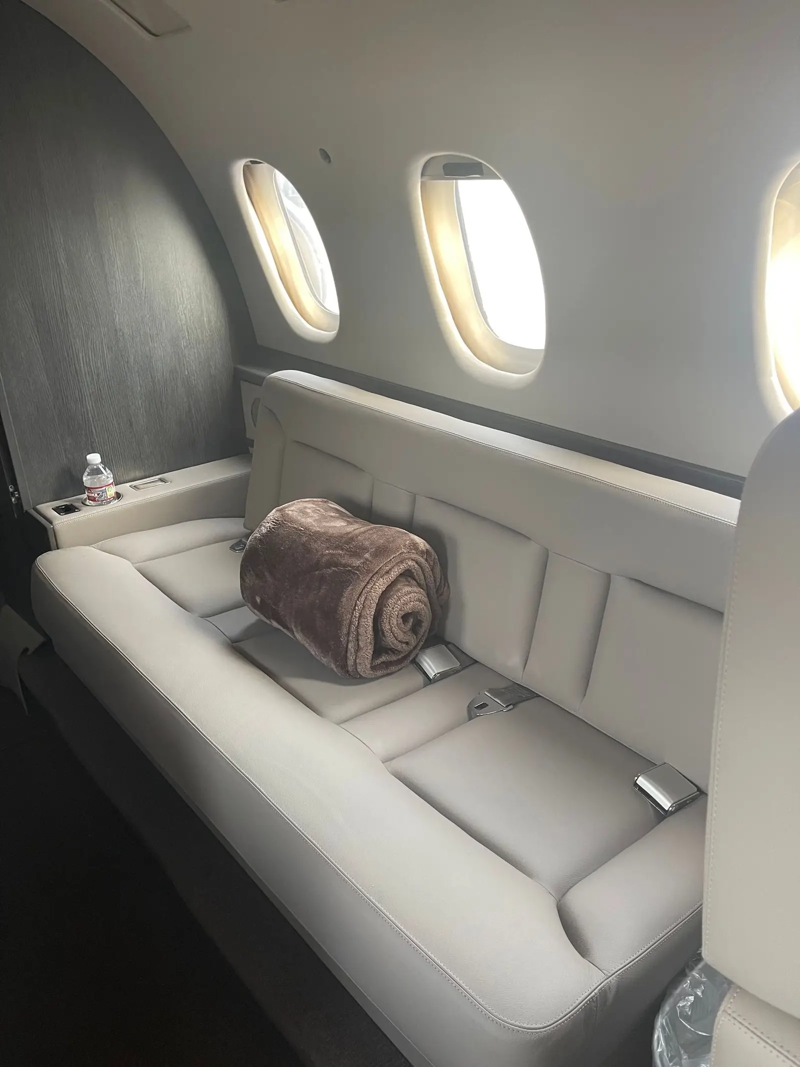 Beechcraft Hawker 800 N257PL operated by Tavaero Jet Charter photo 3