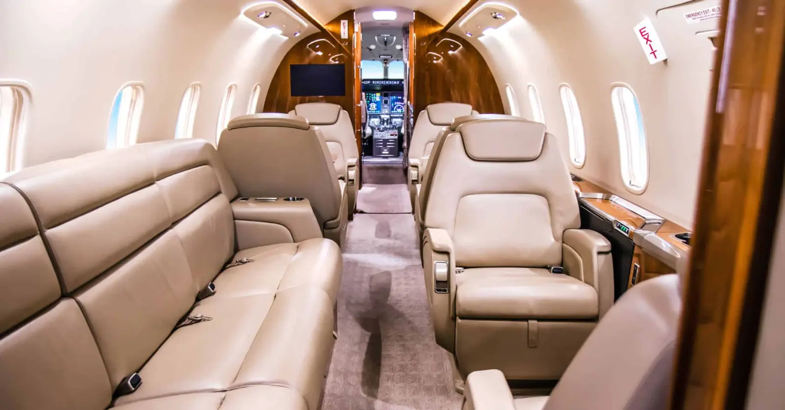 Bombardier Challenger 350 N257RY operated by Business Jet Services photo 3