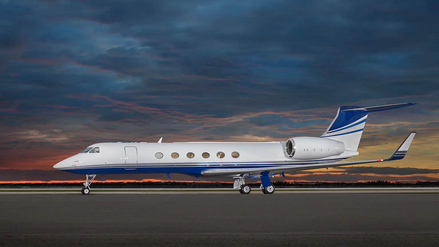 Gulfstream V N25GV operated by Solairus Aviation, KDTW photo 4