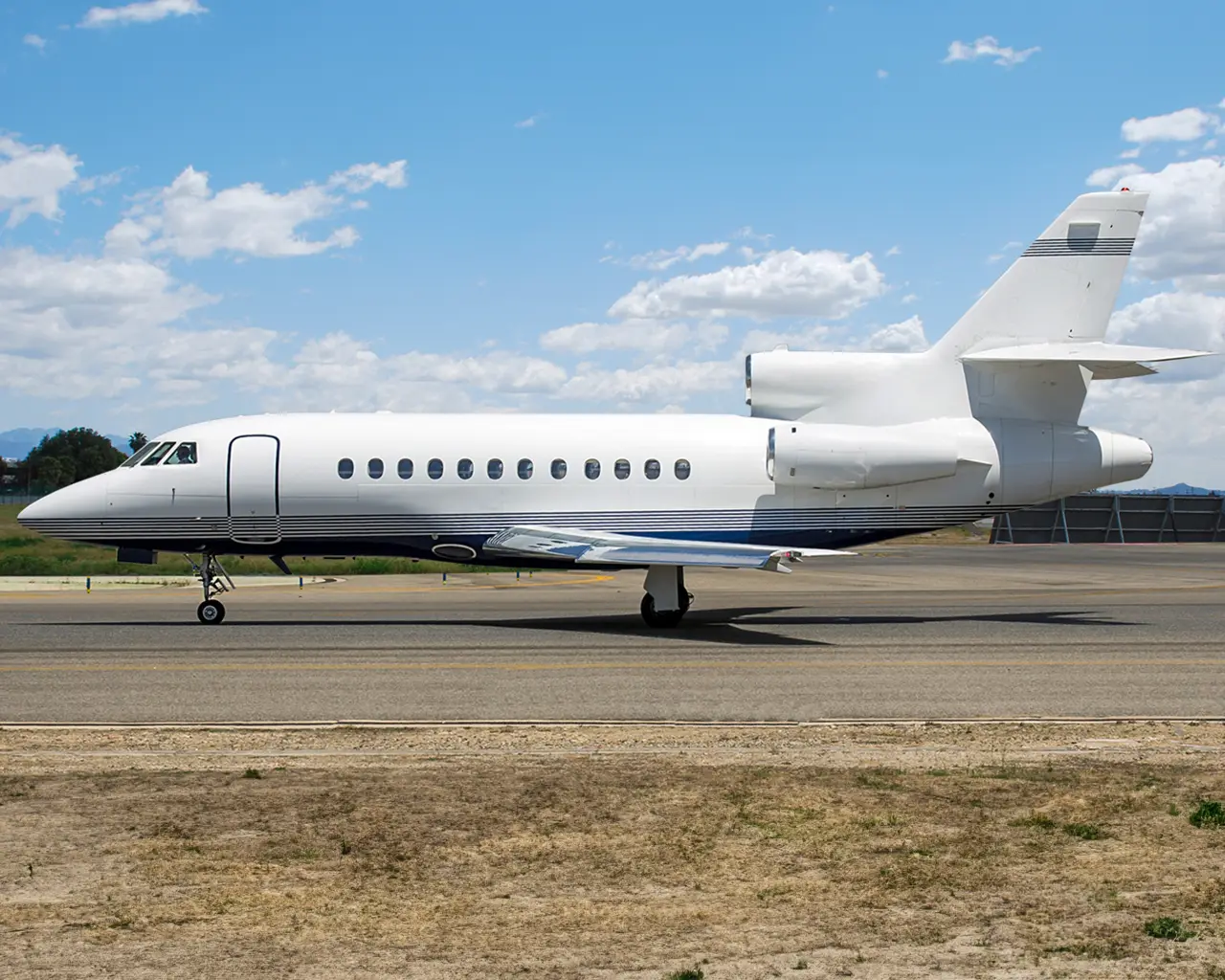 Dassault Falcon 900C N25MX operated by Dreamline Aviation, LLC photo 3