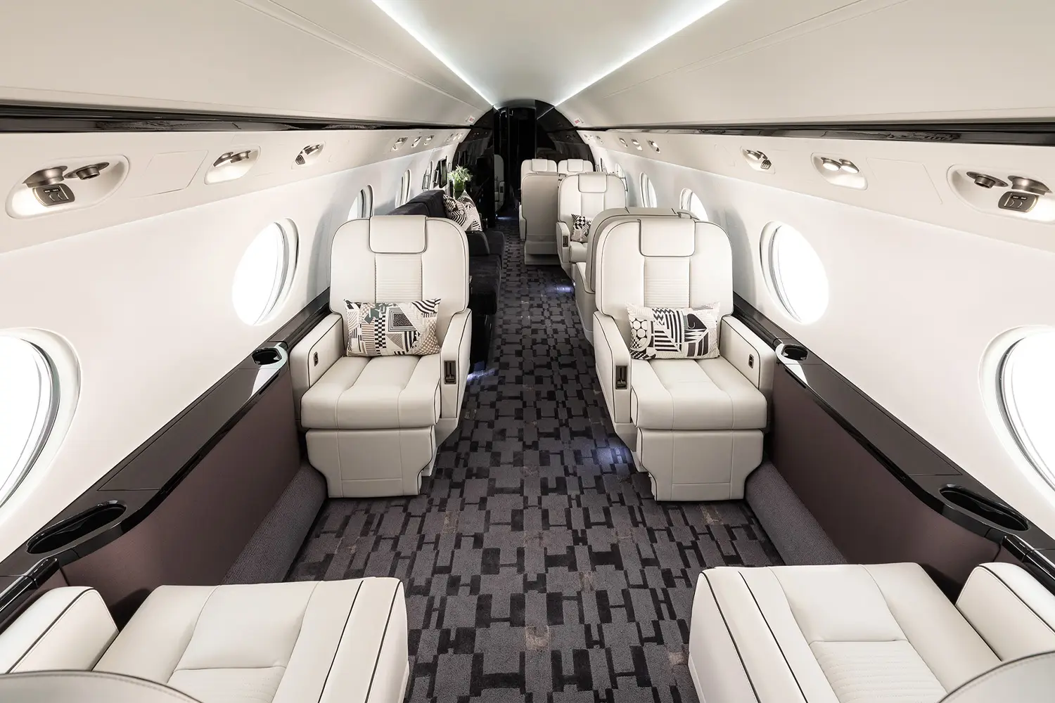 Gulfstream G550 N261PW operated by Executive Fliteways, Inc. photo 2