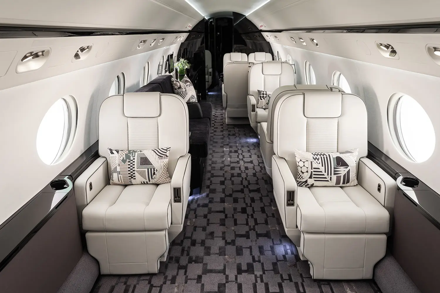 Gulfstream G550 N261PW operated by Executive Fliteways, Inc. photo 4