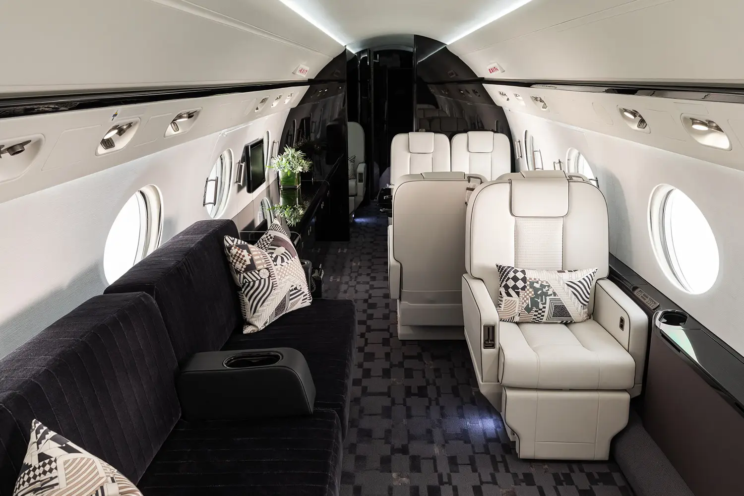 Gulfstream G550 N261PW operated by Executive Fliteways, Inc. photo 5