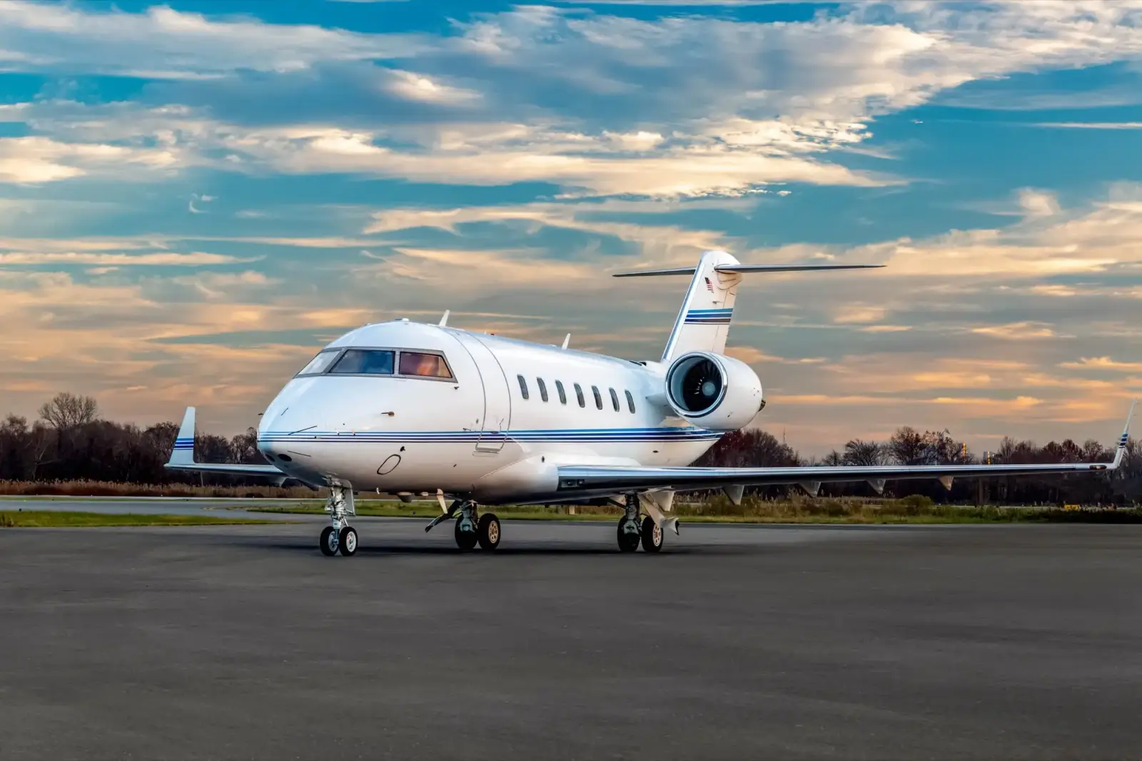 Bombardier Challenger 604 N267DW operated by Solairus Aviation, exterior