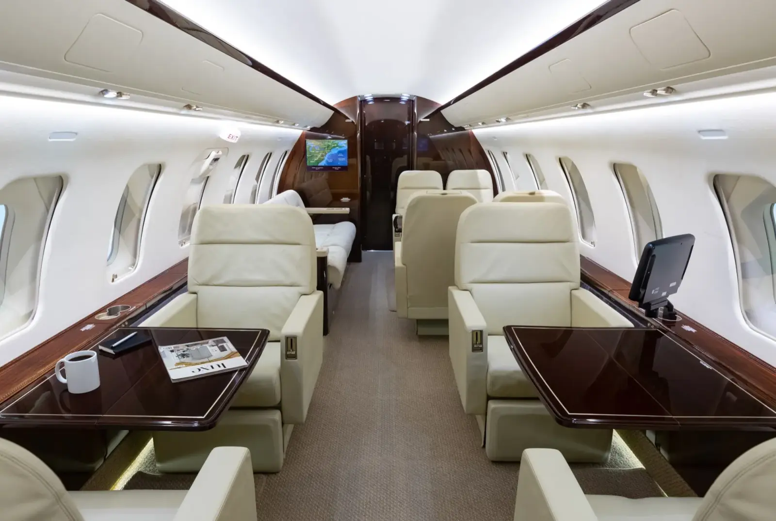 Bombardier Challenger 604 N267DW operated by Solairus Aviation photo 2