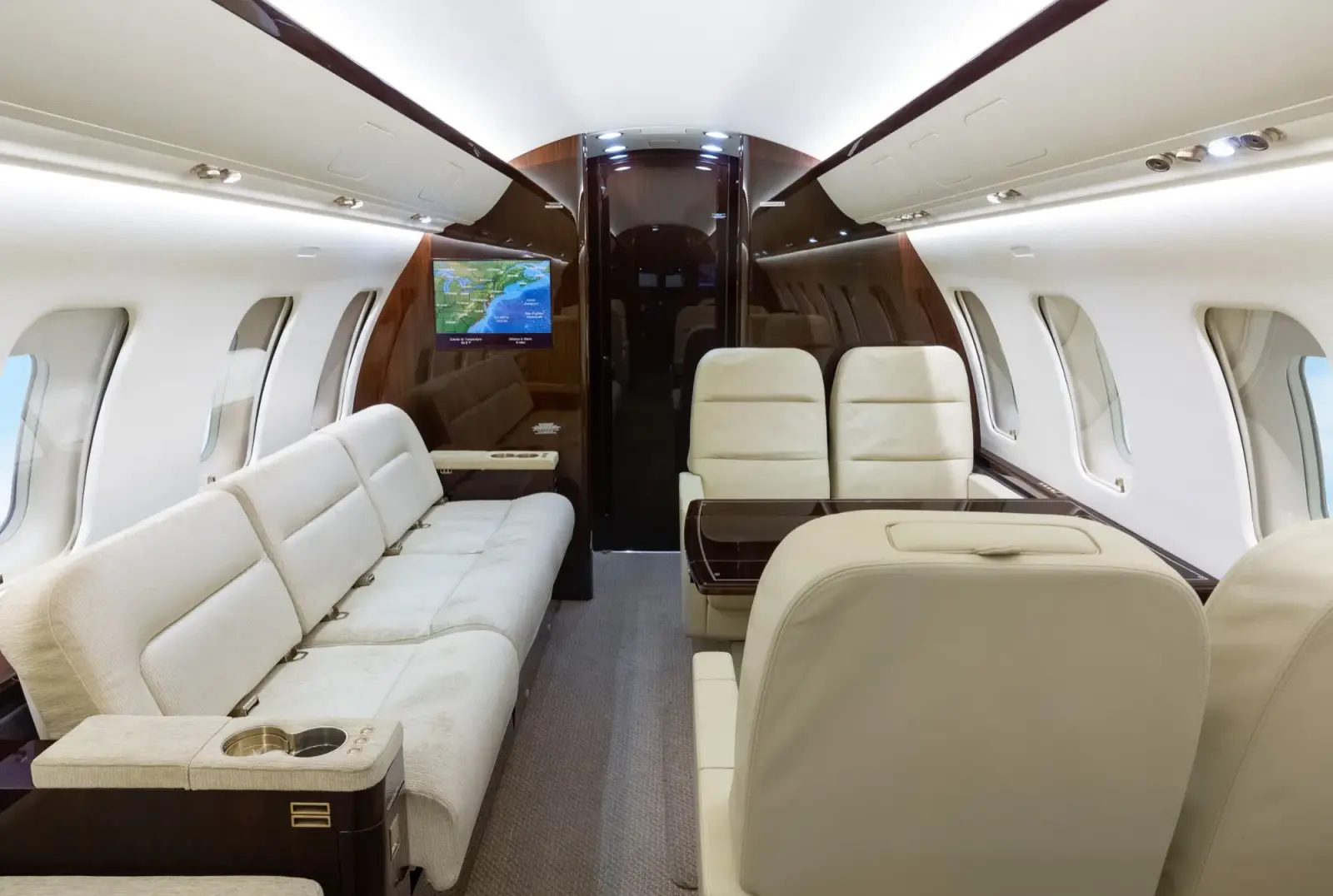 Bombardier Challenger 604 N267DW operated by Solairus Aviation photo 3