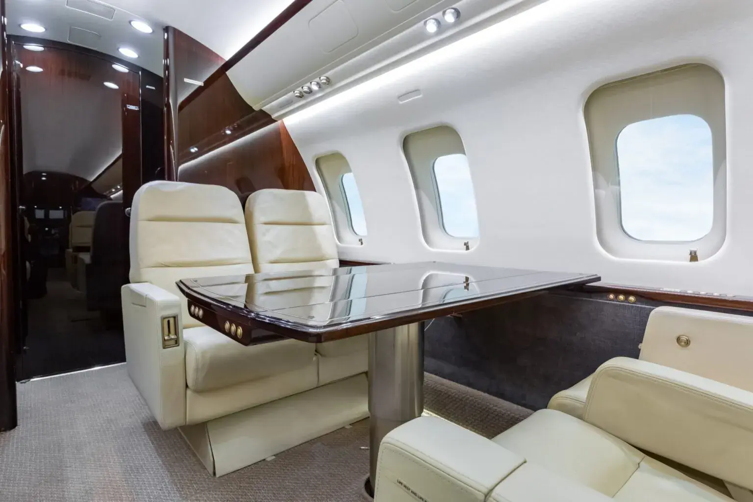 Bombardier Challenger 604 N267DW operated by Solairus Aviation photo 5