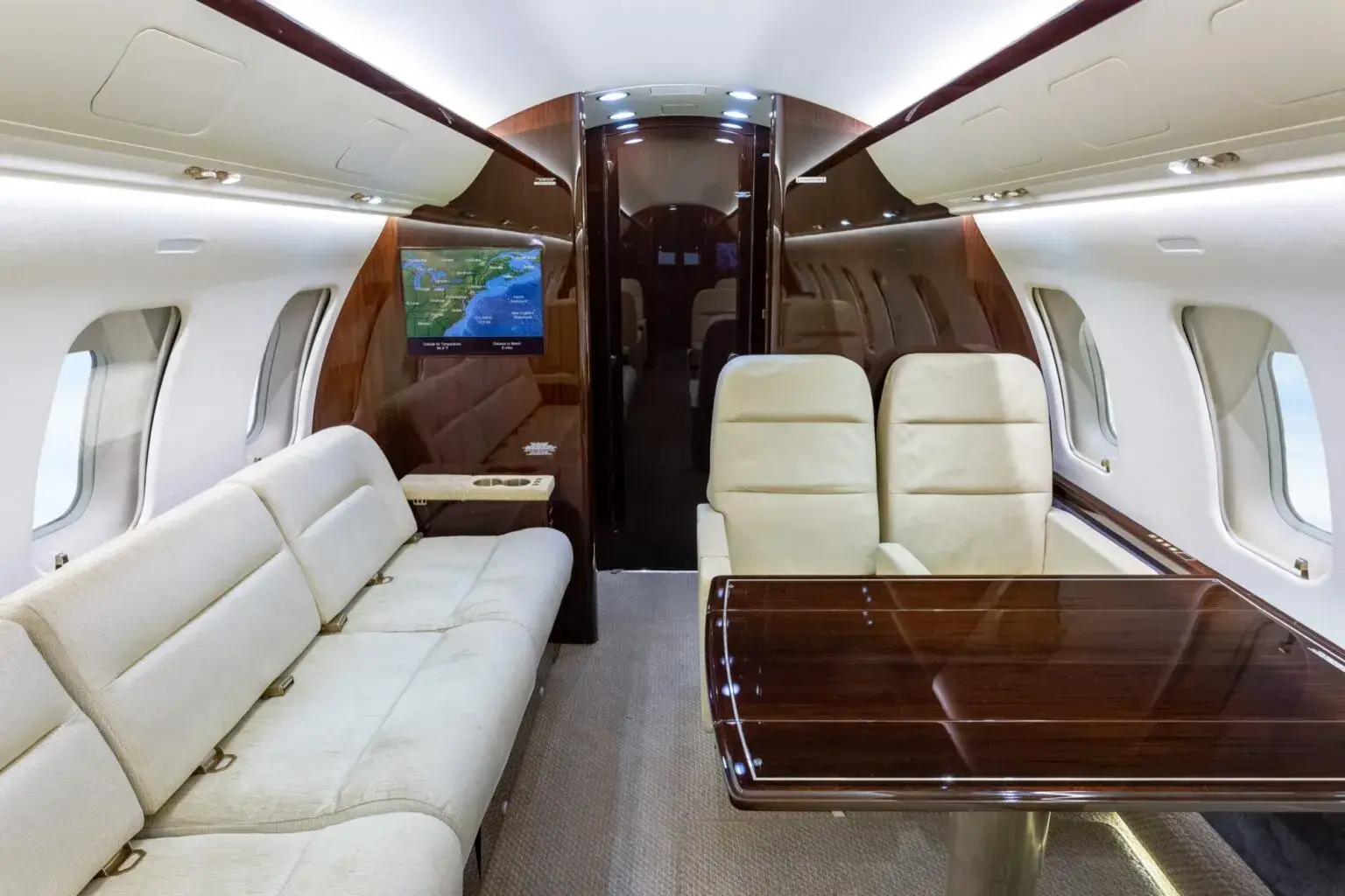 Bombardier Challenger 604 N267DW operated by Solairus Aviation photo 6