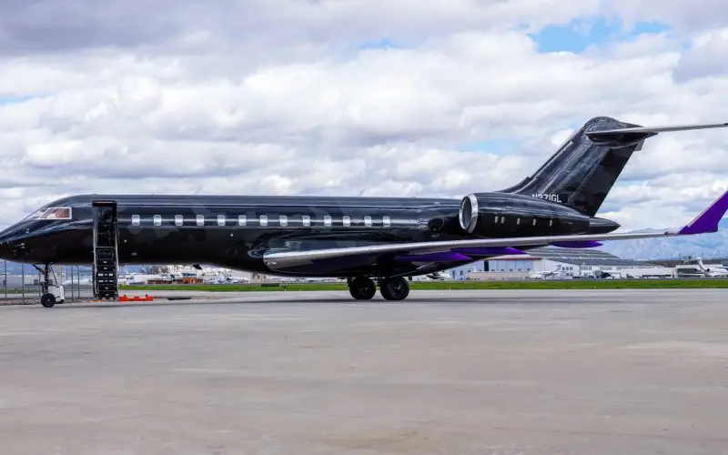 Bombardier Global Express N271GL operated by Planet 9 Private Air ("P9PA"), exterior