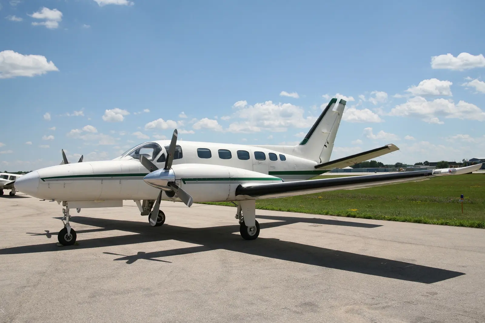 Cessna 414A N2725N operated by Wisconsin Aviation, Inc. photo 3