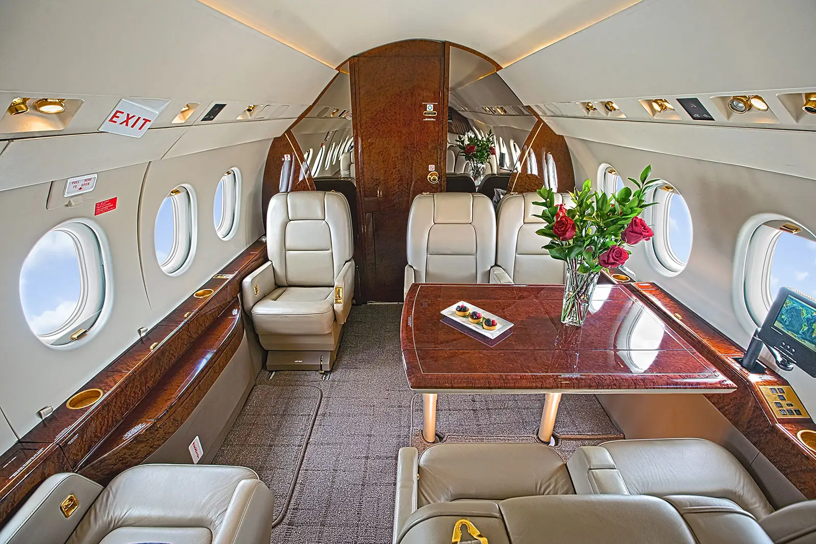 Dassault Falcon 2000 N277XX operated by Journey Aviation, LLC photo 4