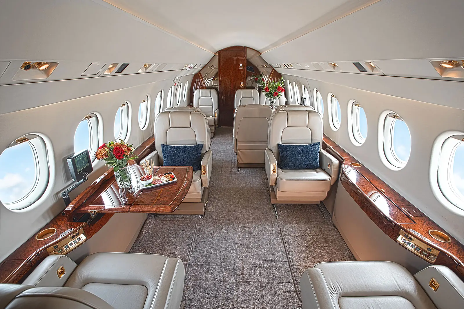 Dassault Falcon 2000 N277XX operated by Journey Aviation, LLC photo 5