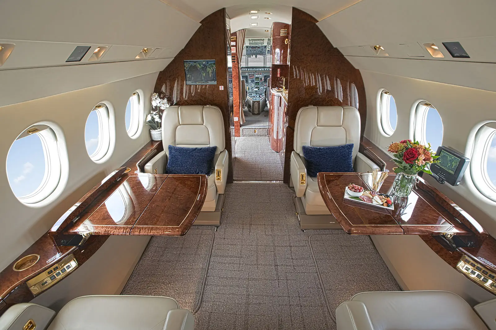 Dassault Falcon 2000 N277XX operated by Journey Aviation, LLC photo 6