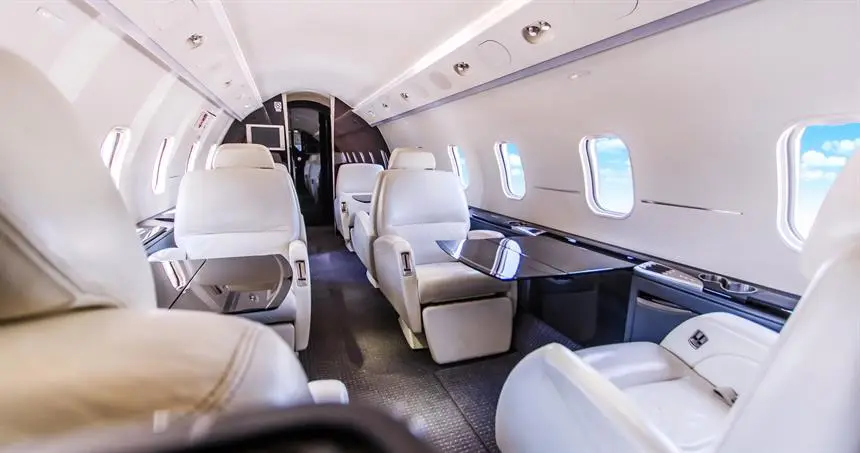 Bombardier Challenger 300 N286JR operated by Advanced Air Charters, LLC, KHHR photo 2