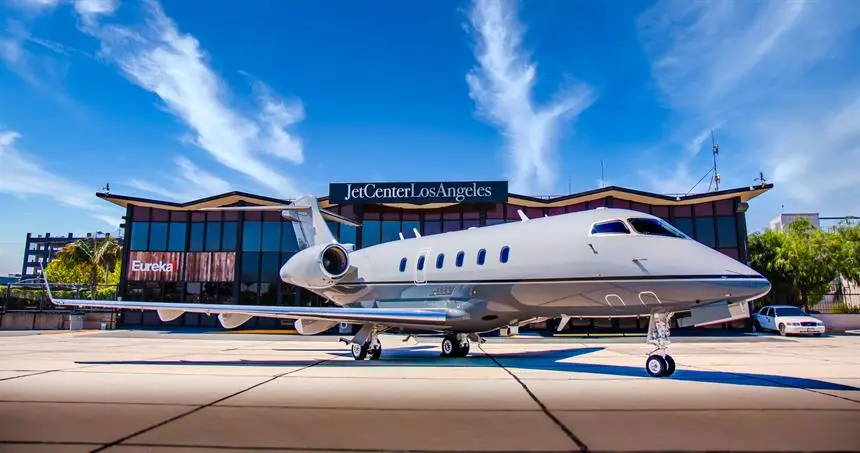 Bombardier Challenger 300 N286JR operated by Advanced Air Charters, LLC, KHHR photo 4